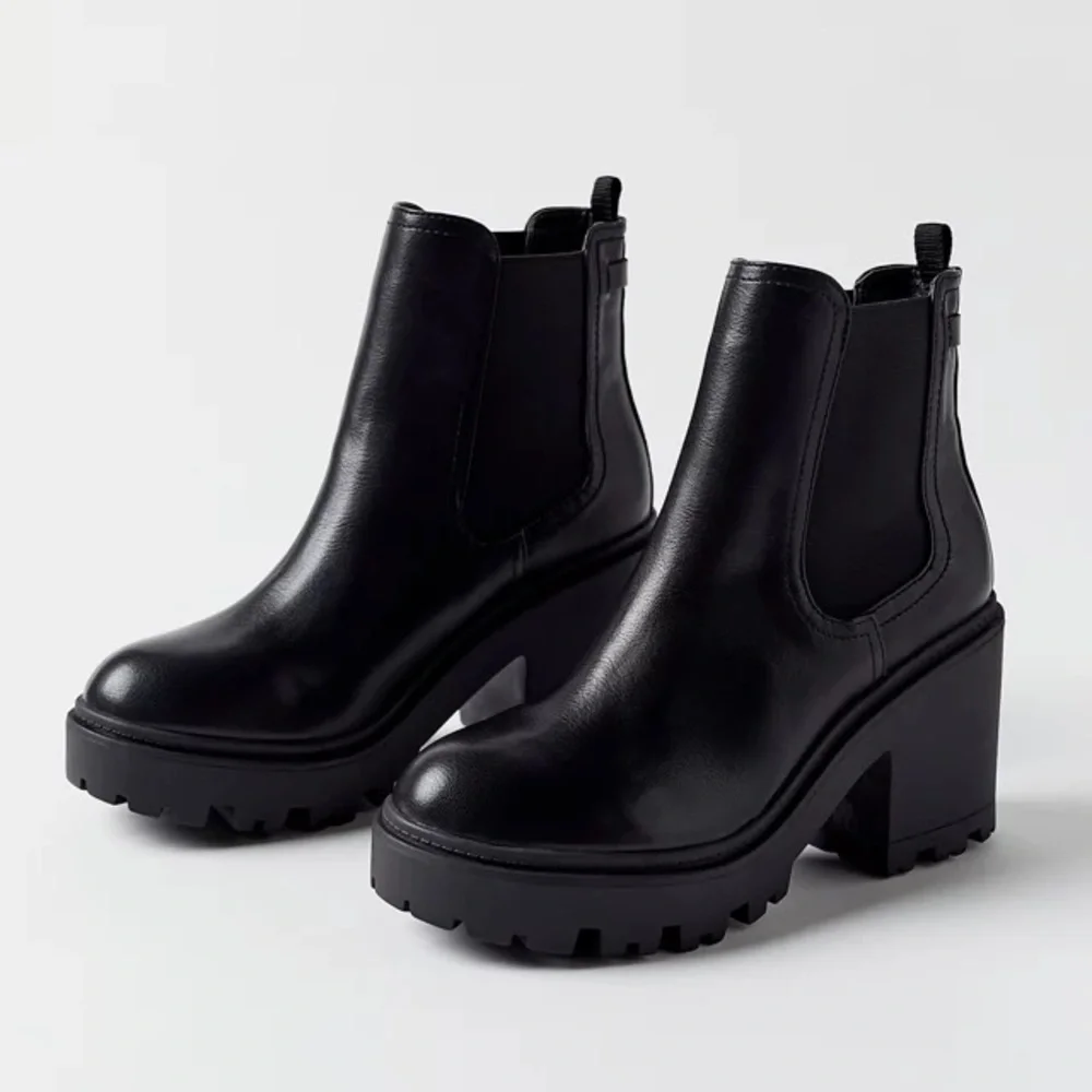 NWT Urban Outfitters Chloe Chelsea Timeless boot (10) - Picture 3 of 12